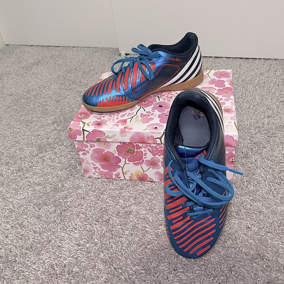 4𝒇𝒐𝒓$50 Adidas Predator Soccer shoes Size4.5 - Picture 4 of 5